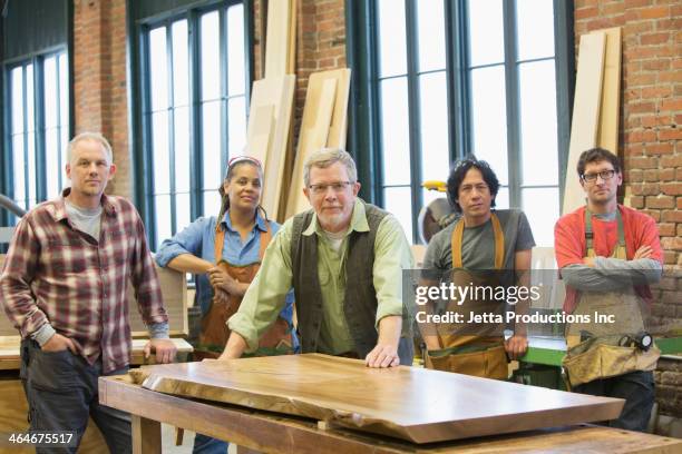 carpenters in workshop - artisan portrait equipe photos et images de collection