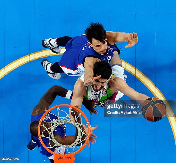 Tornike Shengelia, #7 of Laboral Kutxa Vitoria competes with Dario Saric, #9 of Anadolu Efes Istanbul during the Turkish Airlines Euroleague...