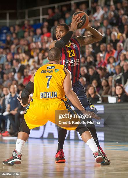 Deshaun Thomas, #23 of FC Barcelona competes with Alex King, #7 of Alba Berlin during the Turkish Airlines Euroleague Basketball Top 16 Date 8 game...