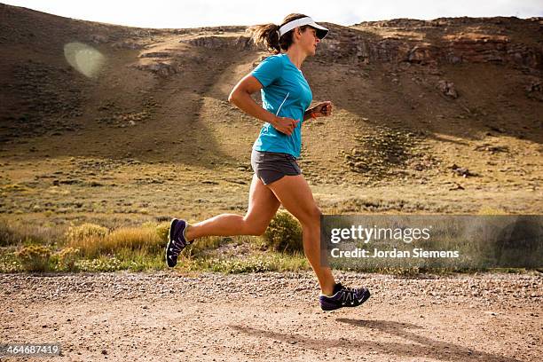 woman running for exercise - chemin de terre photos et images de collection