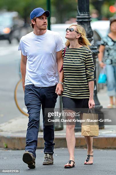 Kirsten Dunst Holding Photos and Premium High Res Pictures - Getty Images