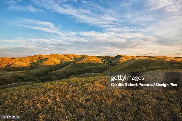 the setting sun lights up the top of the coulees in grasslands national park - グラスランズ国立公園 ストックフォトと画像