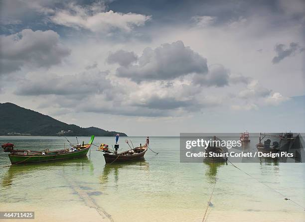 boats mooring at nai yang beach - puket fotografías e imágenes de stock