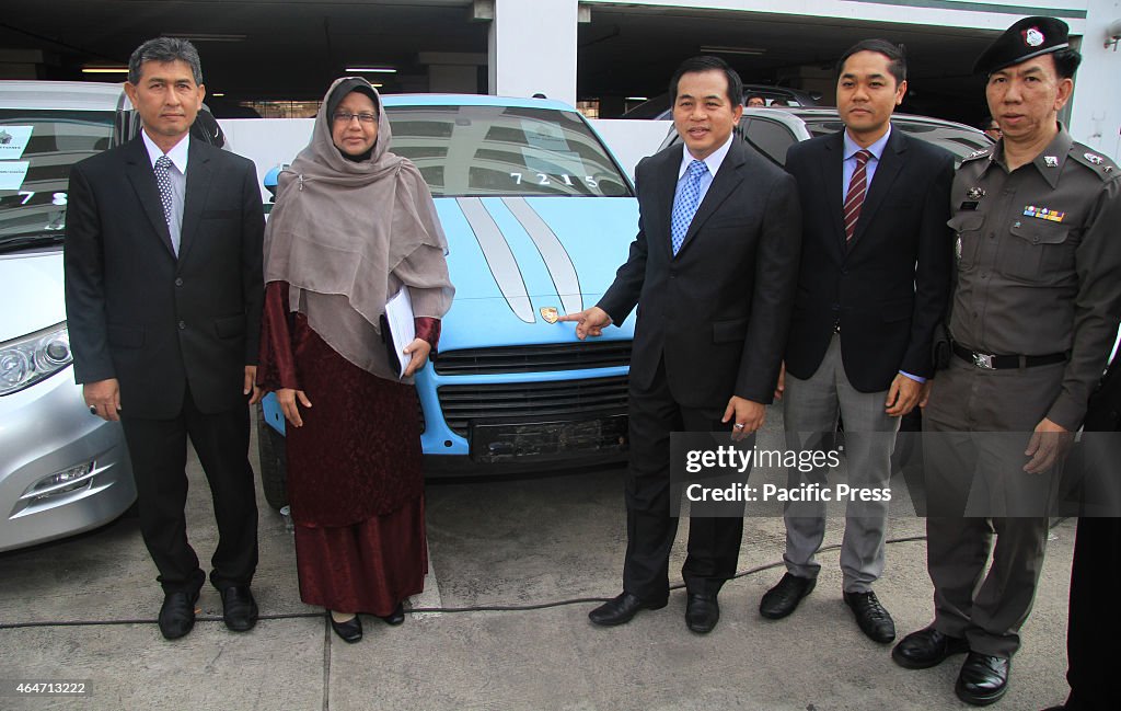 Somchai Sujjapongse, (3R) Director General of  Customs took...