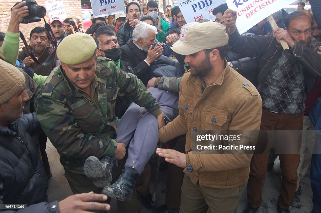 Indian policemen stop the employees of Jammu and Kashmir...