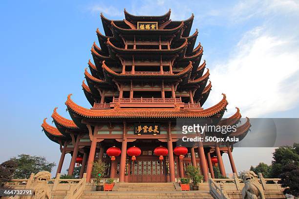 upward view of yellow crane tower in wuhan - wuhan photos et images de collection