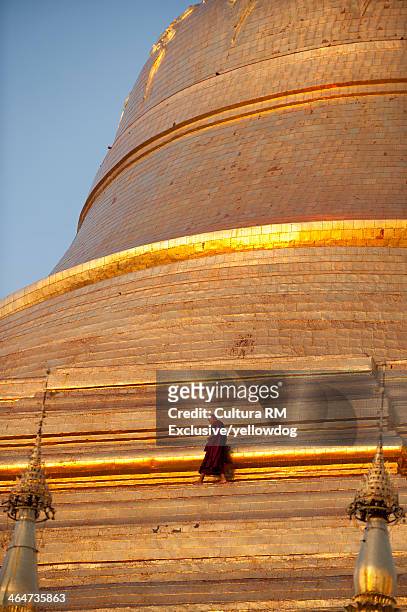 buddhist monk on gold shwedagon pagoda, yangon, myanmar - glow rm fotografías e imágenes de stock