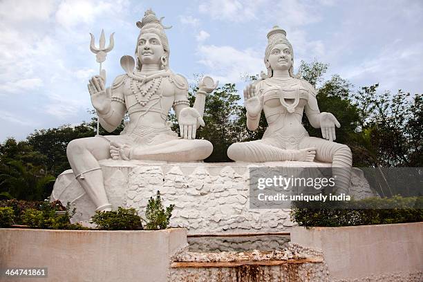 statues of lord shiva and goddess parvathi, kailasagiri park, visakhapatnam, andhra pradesh, india - kailasagiri park foto e immagini stock