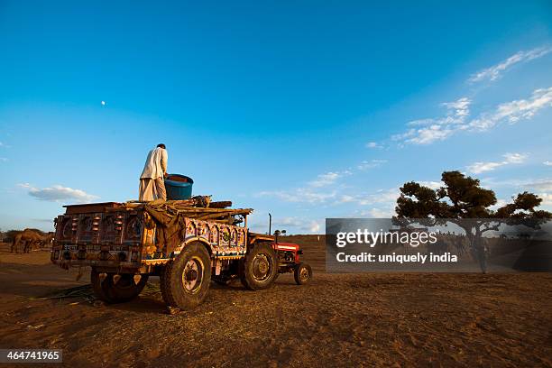 man standing on a tractor trolley, pushkar, ajmer, rajasthan, india - sand art in india stock-fotos und bilder