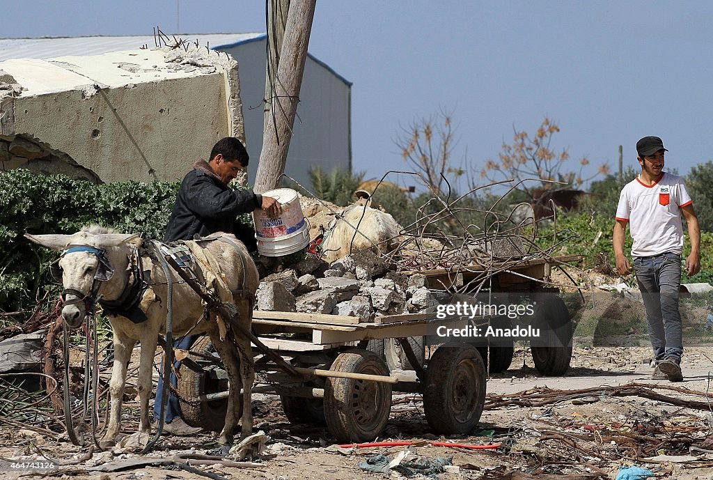 Gazans salvage materials following Israeli attacks