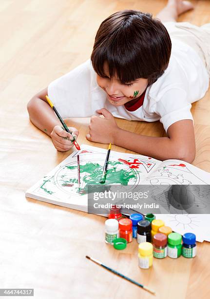 boy making a painting - schetsblok stockfoto's en -beelden