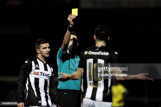 Cambuur; Heracles Almelo; gele kaart; 10. Thomas Bruns; Scheidsrechter; Dennis Higler during the Dutch Eredivisie match between SC Cambuur Leeuwarden...