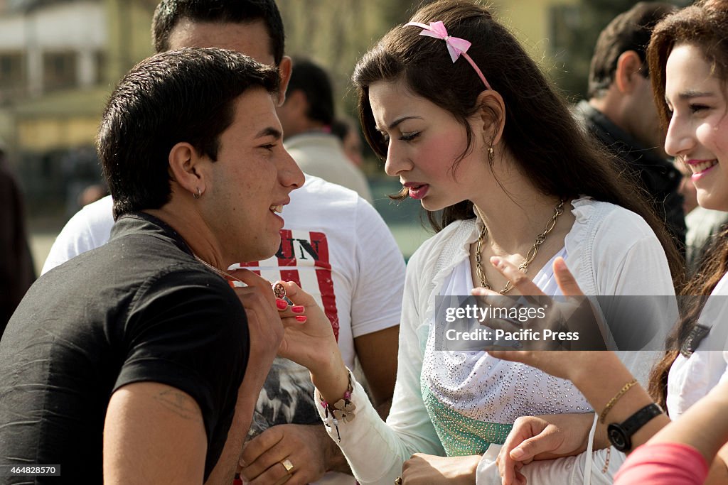 A group of young man and women chatting eact other in the...