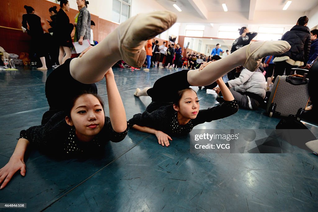 Twin Sisters Show Basic Skills During Arts Exam In Jinan