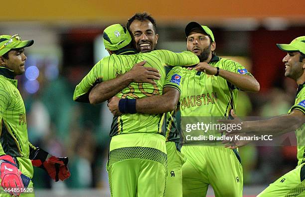 Wahab Riaz of Pakistan celebrates with team mates after taking the wicket of Tawanda Mupariwa of Zimbabwe during the 2015 ICC Cricket World Cup match...