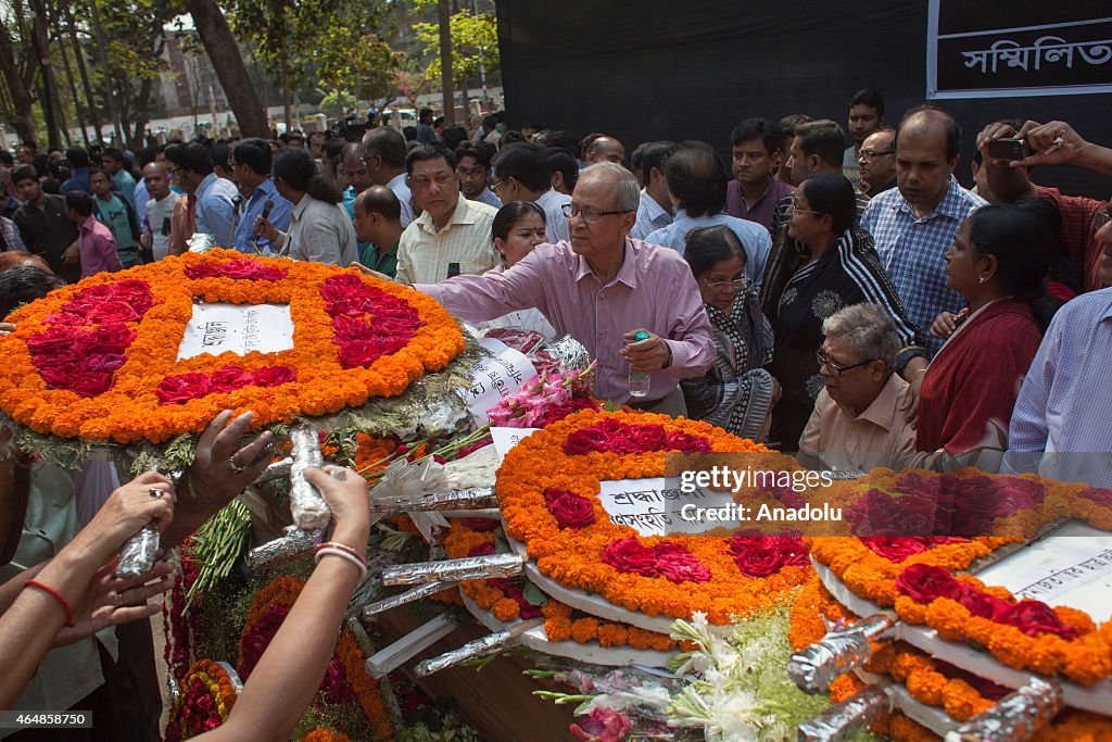 People pay their last respects to writer-blogger Avijit Roy in Dhaka