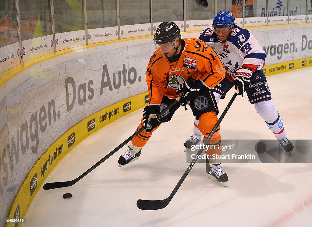 Grizzly Adams Wolfsburg v Adler Mannheim - DEL