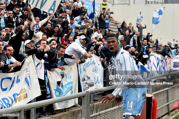 Balde Keita of SS Lazio celebrates after the opening goal scored by his team-mate Felipe Anderson of SS Lazio during the Serie A match between US...