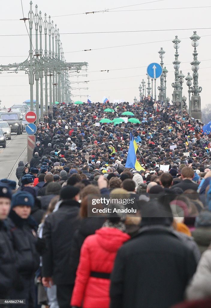 Thousands march in memory of Boris Nemtsov in Saint-Petersburg