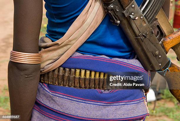 man with machine gun - ceinture-à-munitions photos et images de collection