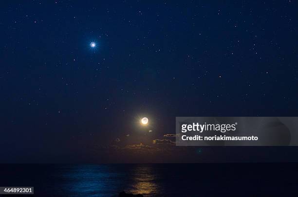 moonrise above horizon and venus - venus stock-fotos und bilder