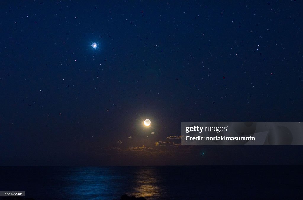 Moonrise above horizon and Venus