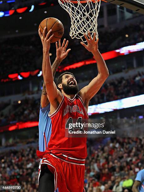 Nikola Mirotic of the Chicago Bulls puts up a shot on his way to a game-high 29 points against the Los Angeles Clippers at the United Center on March...