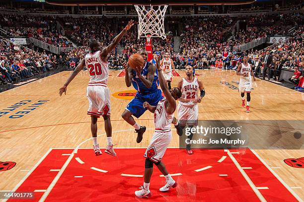 Jamal Crawford of the Los Angeles Clippers shoots against Tony Snell and Mike James of the Chicago Bulls on January 24, 2014 at the United Center in...