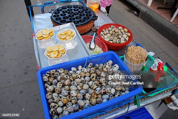 fritto uova di quaglia a bangkok, tailandia - uovo di quaglia foto e immagini stock