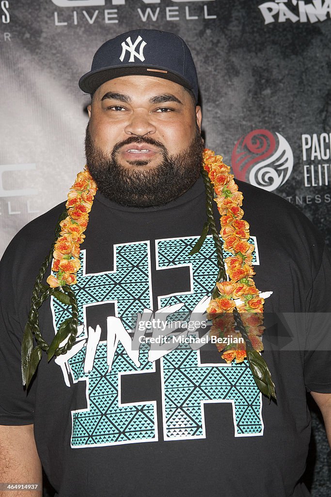 Former Pittsburgh Steelers player Chris Kemoeatu signs autographs at