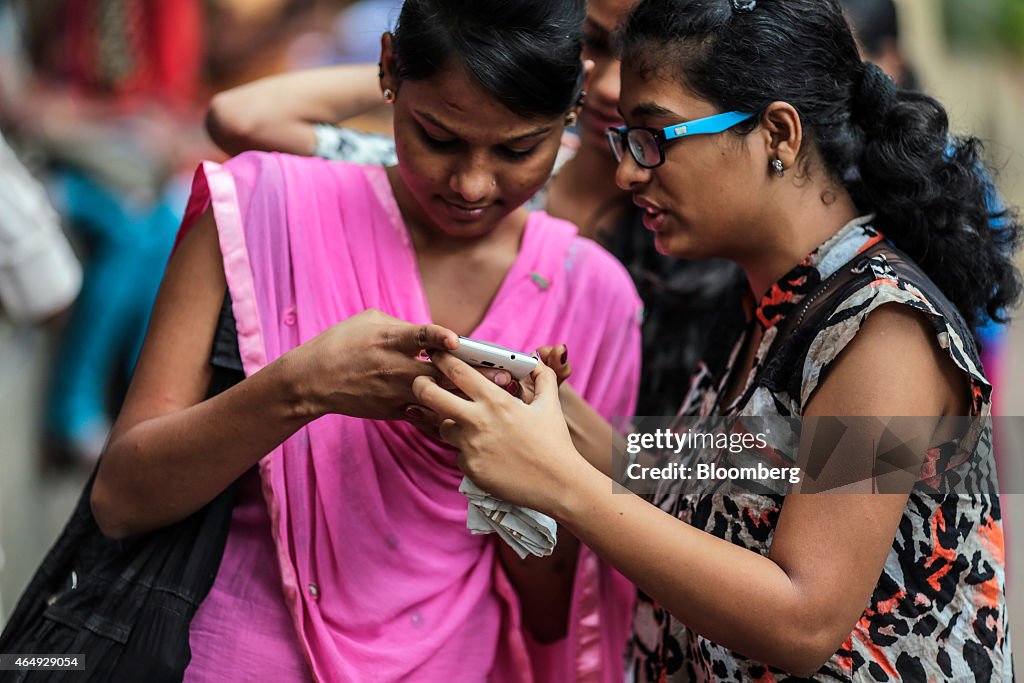 Mobile Phone Stores And Users Ahead Of The Telecom Spectrum Auction