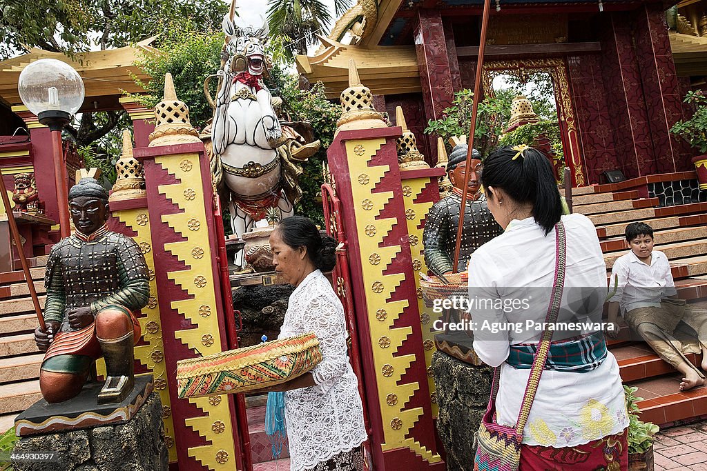 Members Of Dwipayana Tanah Kilap Temple Prepare For Chinese New Year