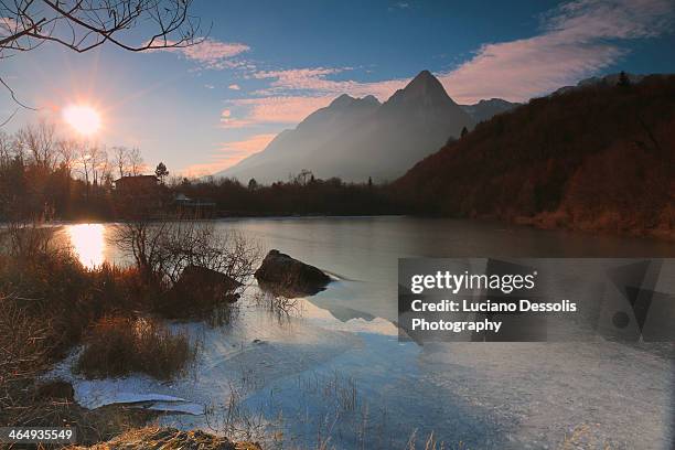 lago ghiacciato di vedana - ghiacciato stock-fotos und bilder