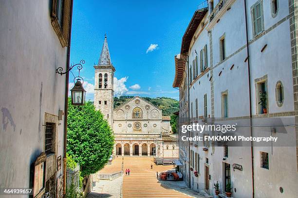 down to the duomo - spoleto stock-fotos und bilder