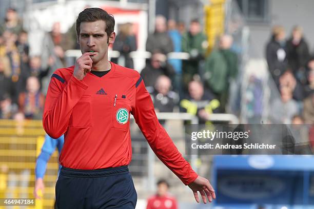 Referee Christof GÃ¼nsch during the Regionalliga Suedwest match between SV Elversberg and 1. FC Saarbruecken on February 28, 2015 in Neunkirchen,...