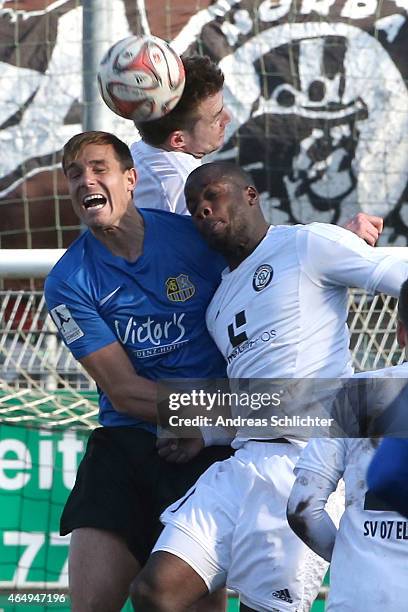 Kevin Maek , Opoku Karikari of Elversberg with Felix Luz of Saarbruecken during the Regionalliga Suedwest match between SV Elversberg and 1. FC...