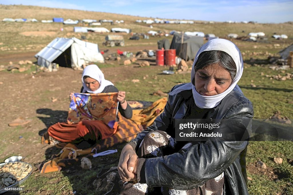 Ezidis fled from ISIL attacks shelter in Sinjar Mountain