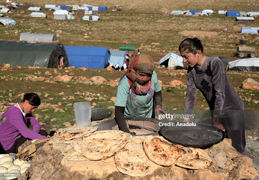 Ezidis fled from ISIL attacks shelter in Sinjar Mountain