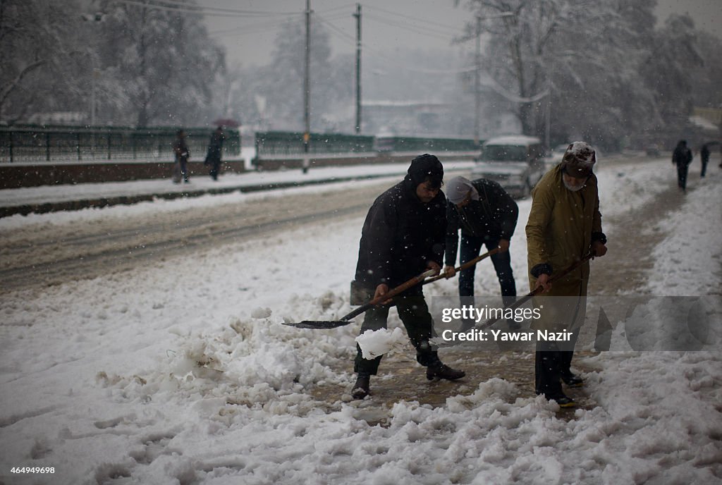 Snowfall In Kashmir Prompt Authorities To Issue Avalanche Warning