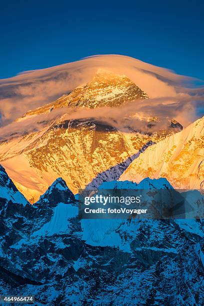 mount everest goldenen gipfel sonnenuntergang lentikularen wolkengebilde mountain himalajagebirge nepals - jetstream stock-fotos und bilder