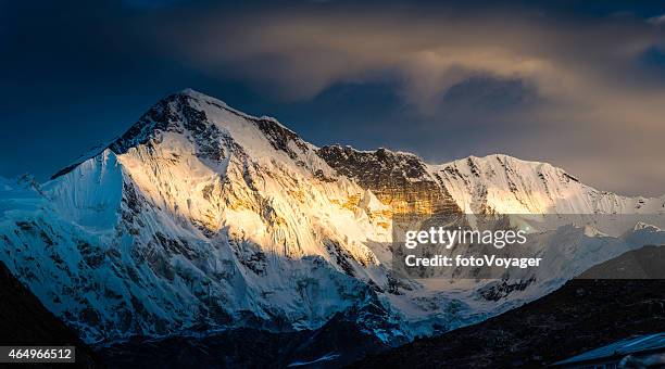 dramatic light on snowy mountain peaks panorama cho oyu himalayas - himalayas sunrise stock pictures, royalty-free photos & images