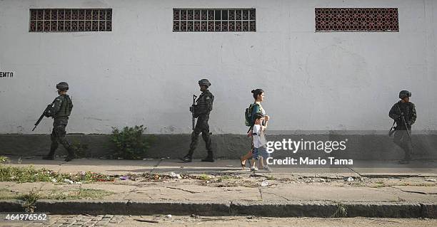 Brazilian soldiers patrol in the Complexo da Mare 'favela' complex, one of the largest 'favela' complexes in Rio, on March 2, 2015 in Rio de Janeiro,...