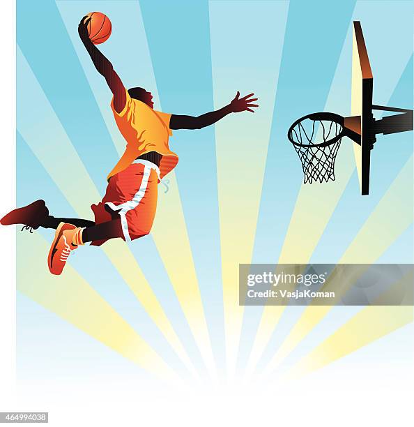 ilustraciones, imágenes clip art, dibujos animados e iconos de stock de slam jugador de baloncesto dunks en fondo azul - slam dunk silhouette