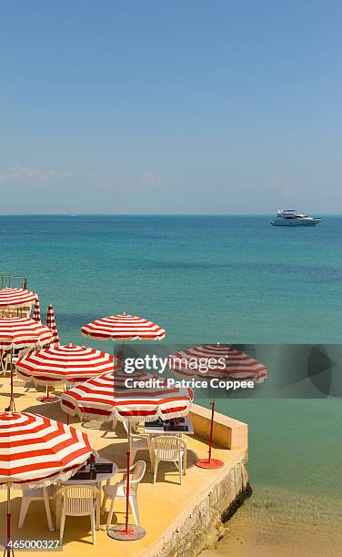 plage privee pres d'antibes - antibes ストックフォトと画像