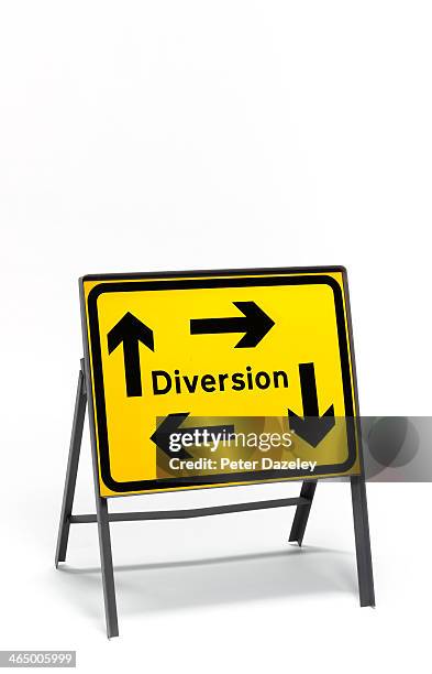 confusing diversion sign - barricada estrada imagens e fotografias de stock