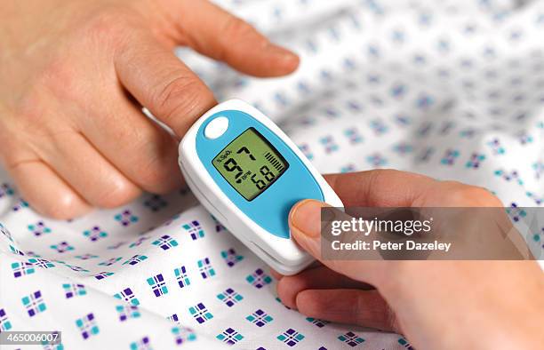 pulse trace on patient in hospital - pulse oximeter stockfoto's en -beelden