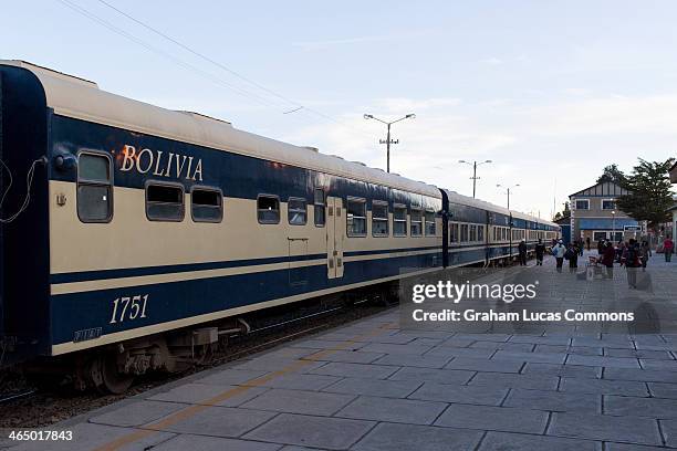 sleeper train at oruro train station - oruro photos et images de collection