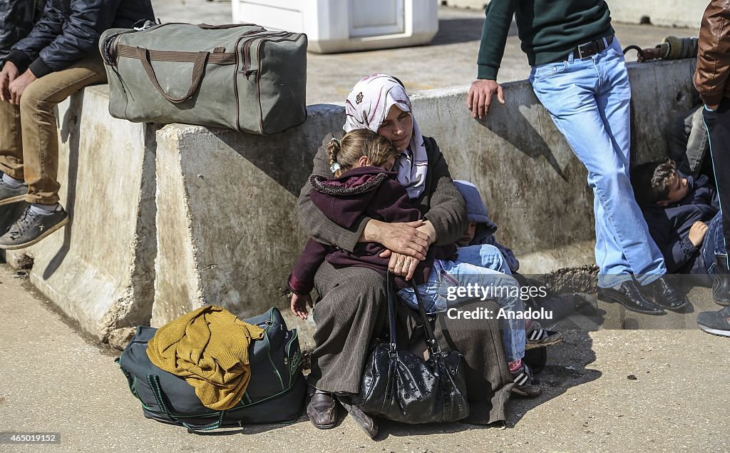 Syrians fleeing the war continue to enter Turkey