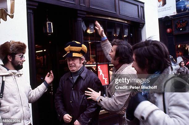 "Gerd Baltus, Rainer Basedow, Helmut Förnbacher, Fred Haltiner, ZDF-Dokumentarspiel ""Vier gegen das britische Pfund"" am in London, England. "