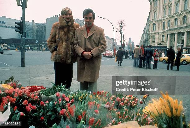 "Claus Biederstaedt, Ehefrau Barbara am in Berlin, Deutschland. "